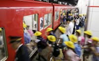 名古屋駅の乗降客数は名鉄では断トツ。1日に900本あまりの電車が停車する（名鉄名古屋駅）