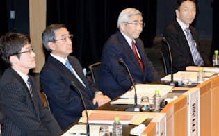 討論する（左から）日本銀行の前田調査統計局長、丸紅の朝田会長、三菱UFJモルガン・スタンレー証券景気循環研究所の嶋中所長、日本経済研究センターの岩田理事長（18日午後、東京・大手町）