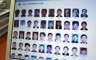 「キツネ狩り」の対象者として、海外逃亡した腐敗官僚ら100人の名前と顔写真を掲載した中国公安省のウェブサイト