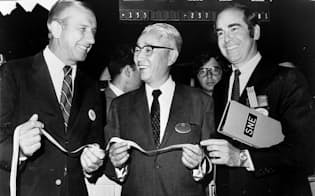 1970年9月17日、ソニーが日本企業として初めてニューヨーク証券取引所に上場した=写真中央は初立ち会いに臨む盛田昭夫副社長（当時）=ソニー提供