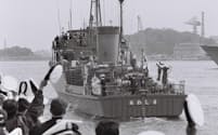 湾岸戦争後の人的支援活動で、海上自衛隊横須賀基地から、ペルシャ湾へ機雷除去のため向かう掃海艇「あわしま」（1991年4月26日)