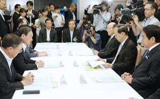 最終処分関係閣僚会議であいさつする菅官房長官（左から2人目）（22日午前、首相官邸）