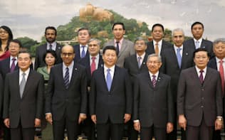 記念写真に納まる中国の習近平国家主席(前列中央)と「アジアインフラ投資銀行」設立式典に出席した各国の代表=2014年10月、北京の人民大会堂(共同)
