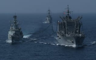インド洋で給油活動にあたる海自艦艇（右）=海上自衛隊提供