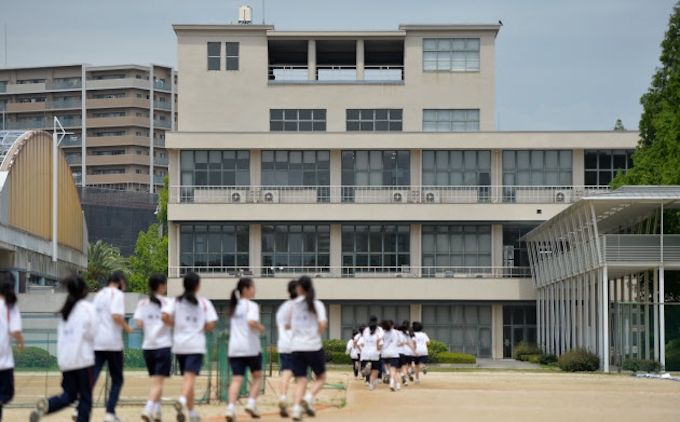 歓声の観戦席 女子校に 旧鳴尾競馬場スタンド 未来への百景 日本経済新聞 歓声の観戦席 女子校に 旧鳴尾競馬場スタンド 未来への百景 日本経済新聞
