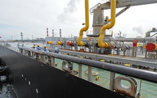 中東からの原油を下ろすタンカー