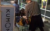 19時15分　公文式の学習を終えて帰途につく5歳女児と母親（東京・板橋）