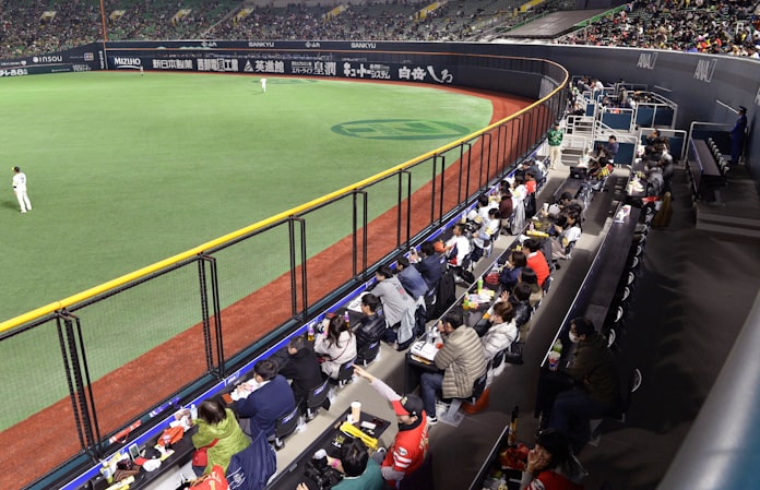 球場も戦う時代に Denaが横浜スタジアム買収 日本経済新聞 球場も戦う時代に Denaが横浜スタジアム買収 日本経済新聞