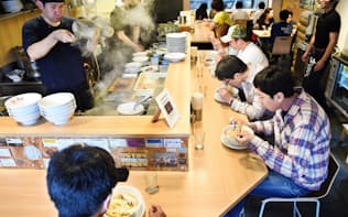 全国ではラーメンへの支出が減る一方、大阪では増えている（大阪市淀川区の「人類みな麺類」）