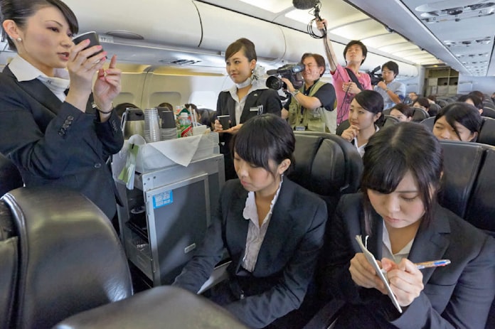 ハードル下がった 客室乗務員 仁義なき争奪戦 日本経済新聞 ハードル下がった 客室乗務員 仁義なき争奪戦 日本経済新聞