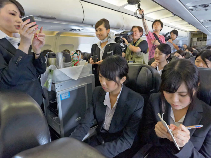 ハードル下がった 客室乗務員 仁義なき争奪戦 日本経済新聞 ハードル下がった 客室乗務員 仁義なき争奪戦 日本経済新聞