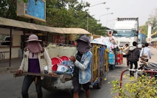 国境貿易の増加で、税関は長蛇の列ができることも（タイ東部サケーオ県のアランヤプラテート）