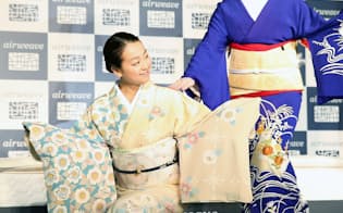 CM発表会で、祇園の芸妓の真生さん（右）と京舞の形を披露する浅田
