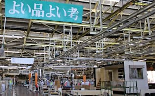 トヨタ生産方式のスローガンが掲げられたトヨタホームの工場（愛知県春日井市）