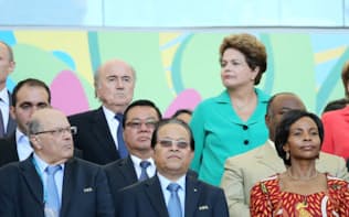 14年W杯の決勝戦を観戦する（後列右から）ドイツのメルケル首相、ブラジルのルセフ大統領、FIFAのブラッター会長、ロシアのプーチン大統領