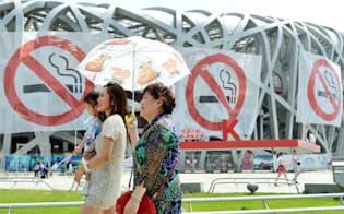北京五輪のメーン会場に掲げられた巨大な禁煙マーク（5月31日）=共同