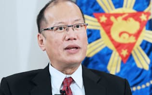 インタビューに答えるフィリピンのアキノ大統領（3日、東京都港区）