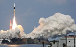 打ち上げられるH2Aロケット26号機（2014年12月、種子島宇宙センター）。次世代型の「H3」はコストを半分程度に抑える