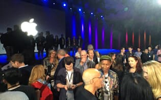 アップルは定額聞き放題サービス「アップルミュージック」を発表。ファレル・ウィリアムス氏（中央右）ら多数の有名ミュージシャンを招待し、音楽業界との近さをアピールした（米サンフランシスコ市）