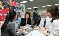 ECCで英語教材や指導法を開発する総合教育研究所の所長を務める太田敦子さん（中央）