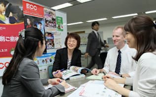 ECCで英語教材や指導法を開発する総合教育研究所の所長を務める太田敦子さん（中央）