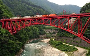 鉄橋の新山彦橋を渡るトロッコ電車
