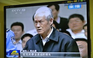 白髪姿で法廷に立つ周永康氏を映す中国の国営中央テレビ