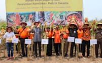 インドネシアのピサグロ・プロジェクトの収穫のお祝い（モンサント社提供）