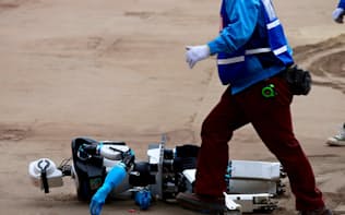 砂地に足をとられて転倒した「チームAERO」のロボット