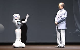 ヒト型ロボット「ペッパー」の一般発売を発表するソフトバンクの孫社長（18日午後、千葉県浦安市）=写真　淡島健人