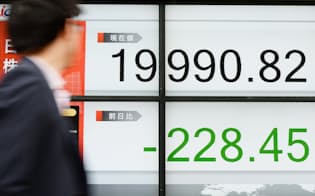 2万円を割って取引を終えた日経平均株価（18日午後、東京都中央区）