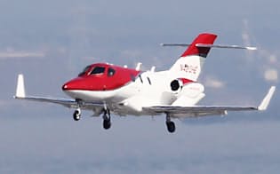 羽田空港に着陸するホンダの小型ビジネスジェット機「ホンダジェット」