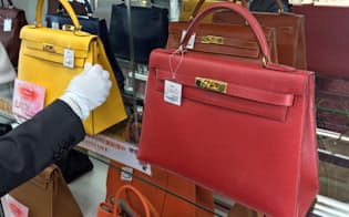 エルメスの赤色のバッグは新品よりも高い値がつく（東京・新橋のブランドオフ）