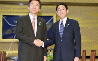 会談を前に握手する岸田外相(右)と韓国の尹外相（21日午後、外務省飯倉公館）=代表撮影