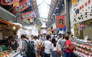 訪日外国人の食べ歩きが増えている大阪・黒門市場