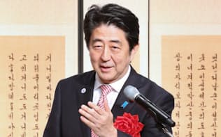 日韓国交正常化50年記念祝賀会であいさつする安倍首相（22日午後、東京都港区）