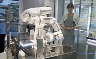 薬剤調合向けなど最新鋭ロボットも展示（北九州市の安川電機みらい館）