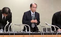 　流出した個人情報が約101万人分と判明し、記者会見で謝罪する日本年金機構の理事ら=共同