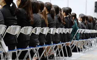 女性が活躍している会社とその制度について話を聞く女子学生（東京都江東区の東京ビッグサイト）