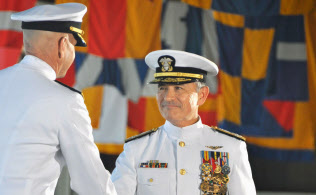 5月27日、ハワイでの米太平洋軍司令官の交代式で登壇するハリス氏=共同 5月27日、ハワイでの米太平洋軍司令官の交代式で登壇するハリス氏=共同