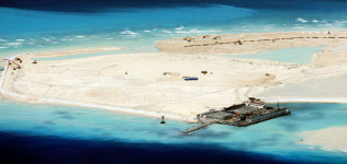 中国による埋め立てが進む南沙諸島のファイアリクロス礁=フィリピン政府当局者提供・共同 中国による埋め立てが進む南沙諸島のファイアリクロス礁=フィリピン政府当局者提供・共同