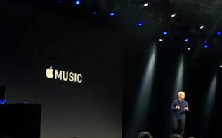 定額聞き放題サービス「アップルミュージック」を発表したティム・クックCEO（米サンフランシスコ市）。