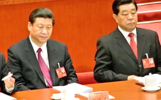 第18回共産党大会までは同じ最高指導部で習近平(左)よりも序列が上位だった賈慶林(右)（12年11月、北京の人民大会堂）
