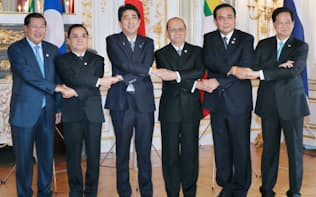 首脳会議に先立ち、安倍首相（左から3人目）と集合写真に納まるメコン地域諸国の首脳ら（4日午前、東京・元赤坂の迎賓館）=代表撮影