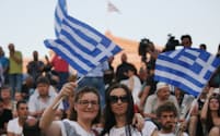 国民投票が終了し、、国会議事堂前のシンタグマ広場に集まった人たち（5日午後、アテネ市内）=写真　浅原敬一郎