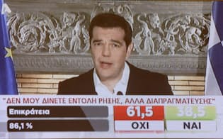テレビを通じ勝利宣言するギリシャのチプラス首相（5日午後、アテネ市内のプレスセンター）=写真　浅原敬一郎