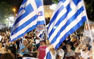 開票を終えた6日未明、反対派の勝利が確実となり、国会議事堂前のシンタグマ広場に集まり喜ぶ人たち（アテネ市内）