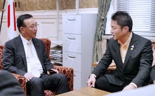 自民党の谷垣禎一幹事長（左）に安全保障関連法案の対案を説明する維新の党の柿沢幹事長（6月29日）