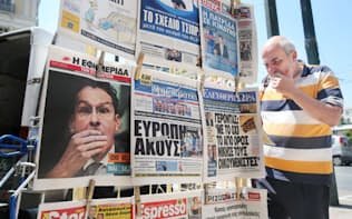 国民投票から一夜明け、ニューススタンドに並ぶ新聞（6日午後、アテネ市内）=写真　浅原敬一郎
