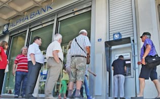 アテネ市内の銀行のATMに並ぶ人たち（6日）=写真　浅原敬一郎